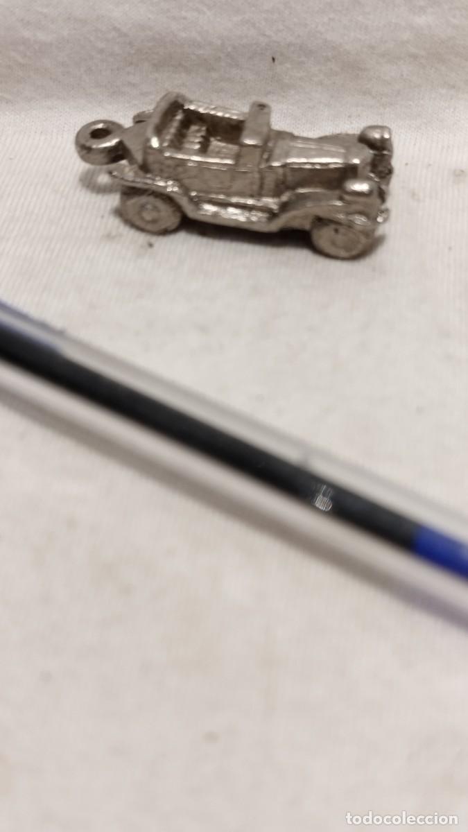 Sammlung von Schl&uuml;sselanh&auml;ngern: Antiguo peque&ntilde;o coche met&aacute;lico en miniatura,a identificar
