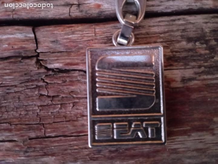 Coleccionismo de llaveros: ANTIGUO LLAVERO PUBICIDAD AUTOMOVIL SEAT.