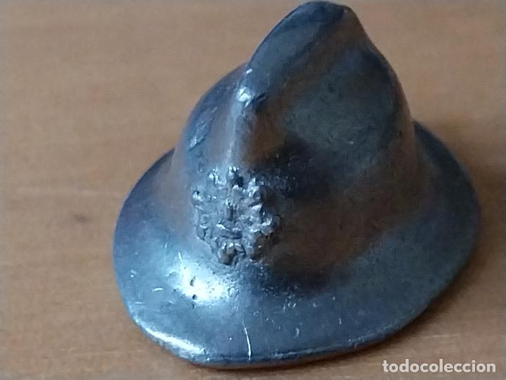 Coleccionismo de llaveros: CASCO BOMBEROS LLAVERO SIN CADERA METAL CROMADO OSCURECIDO 3CM LARGO