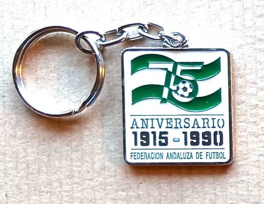 Sammlung von Schl&uuml;sselanh&auml;ngern: LLAVERO FEDERACION ANDALUZA FUTBOL 75 A&Ntilde;OS ANDALUCIA DOBLE CARA METAL KEYRING PORTE-CLES R2