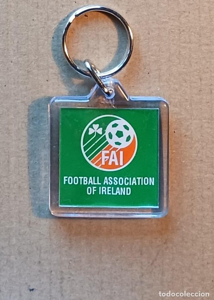 Sammlung von Schl&uuml;sselanh&auml;ngern: LLAVERO FOOTBALL ASSOCIATION OF IRELAND IRLANDA EIRE FEDERACION FUTBOL KEYRING CHAVEIRO R79
