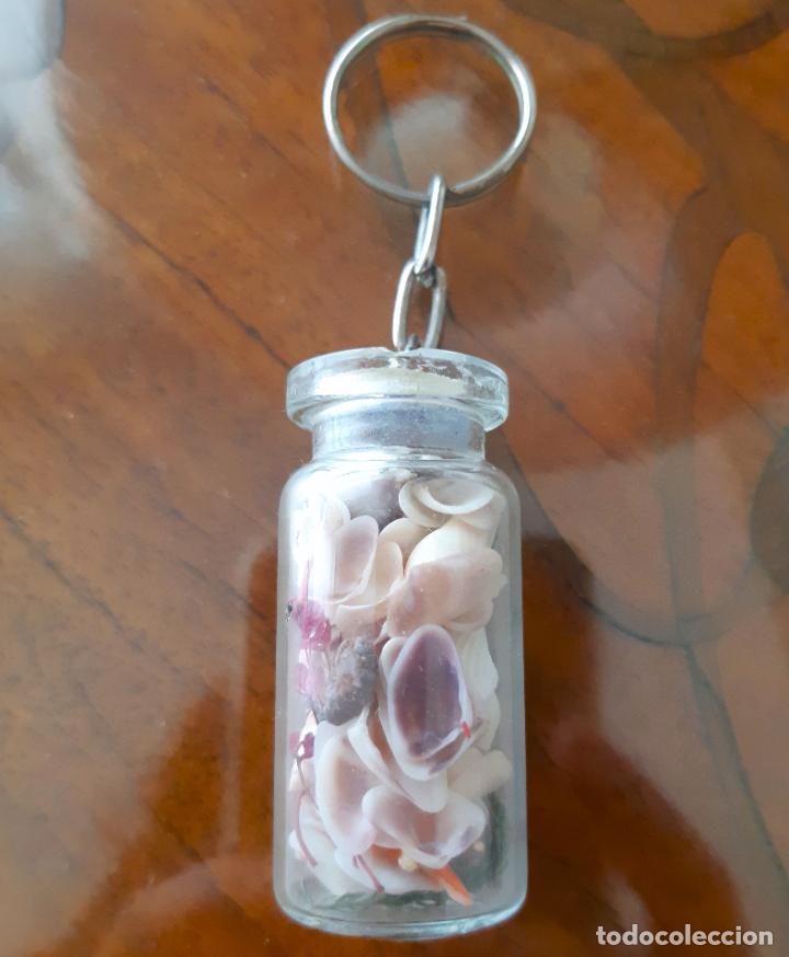 Coleccionismo de llaveros: PRECIOSO LLAVERO REALIZADO CON PEQUE&Ntilde;AS CONCHAS MARINAS NATURALES EN BOTE DE CRISTAL, IMPECABLE