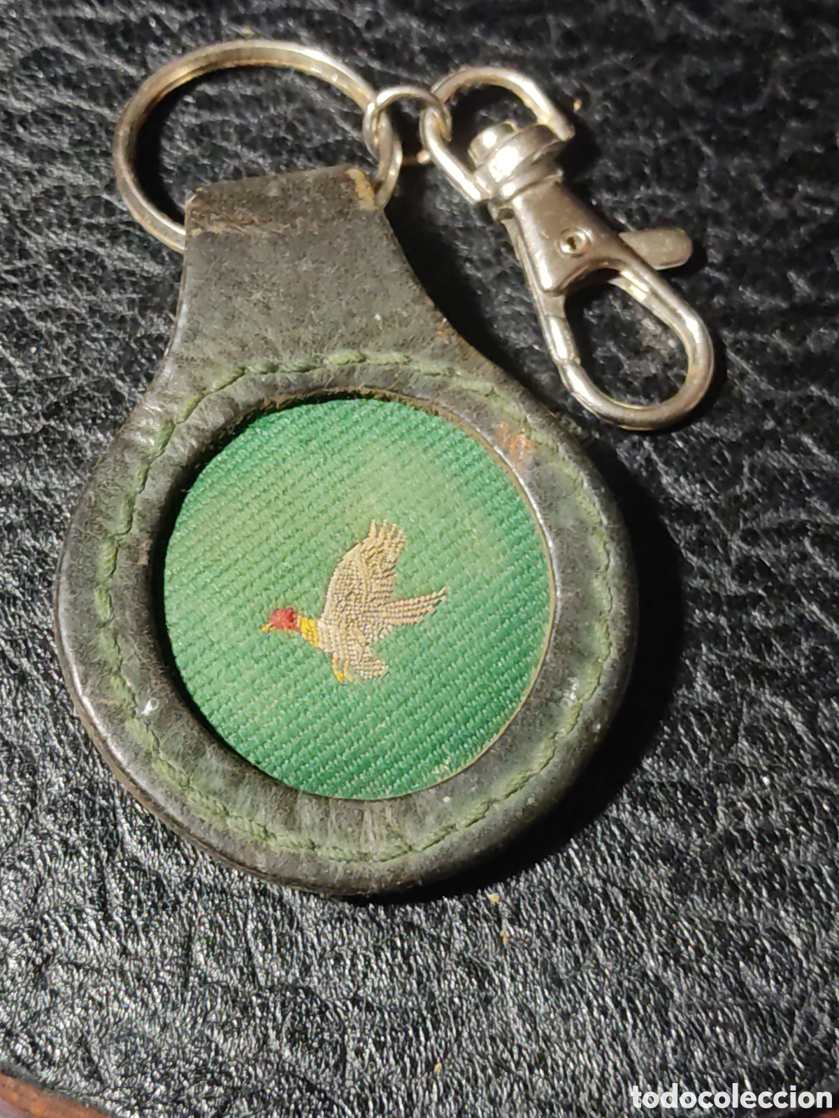 Coleccionismo de llaveros: Llavero antiguo de cuero con fais&aacute;n bordado.