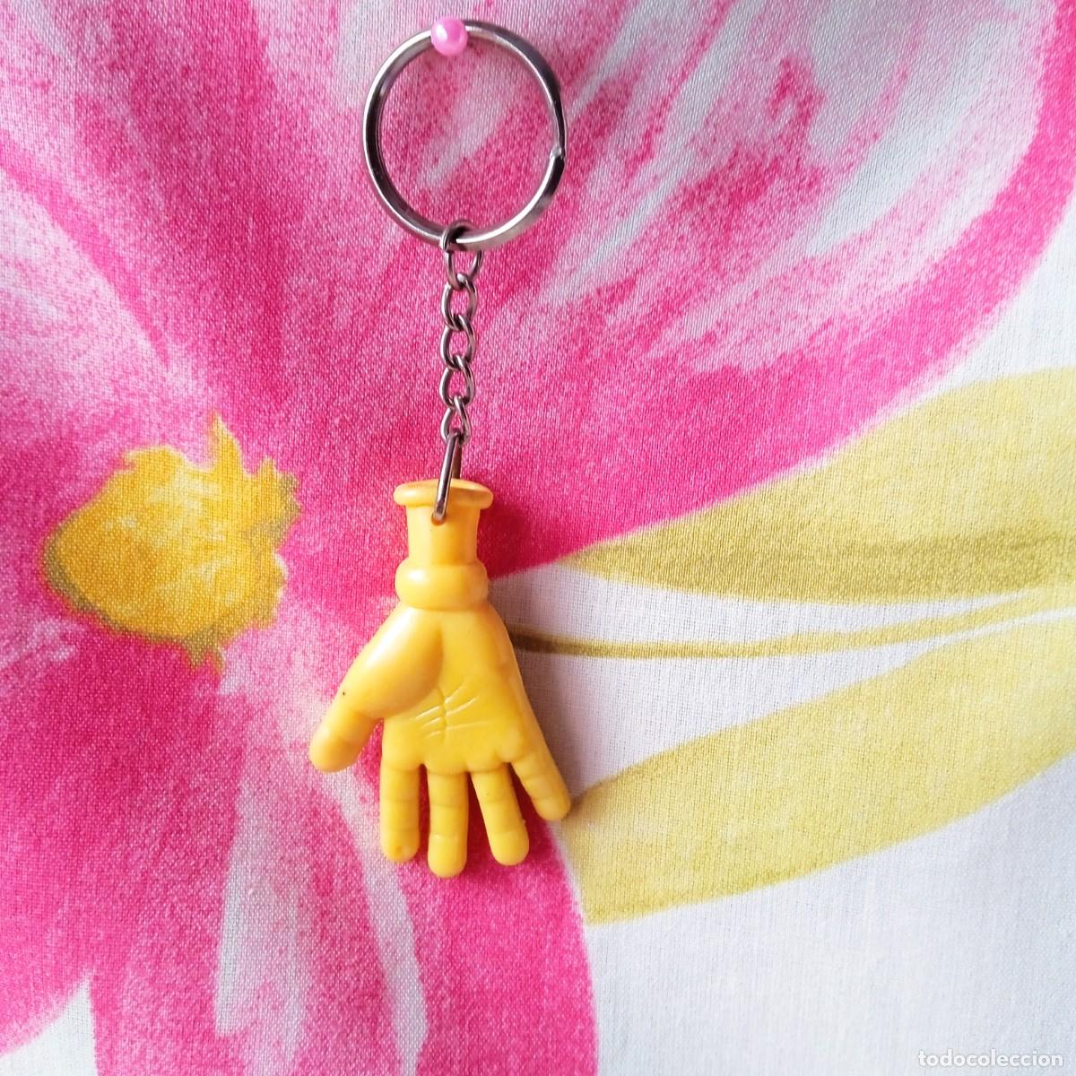 Collection of Keychains: LLAVERO CON MANO-VINTAGE