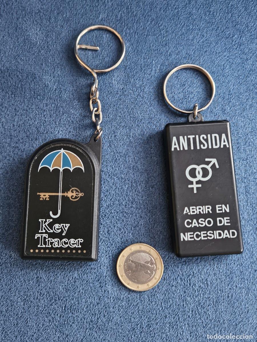 Coleccionismo de llaveros: Lote De 2 Antiguos Llaveros De Pl&aacute;stico, Uno Es Antisida, Y El Otro Es Un Buscador. Funcionan.