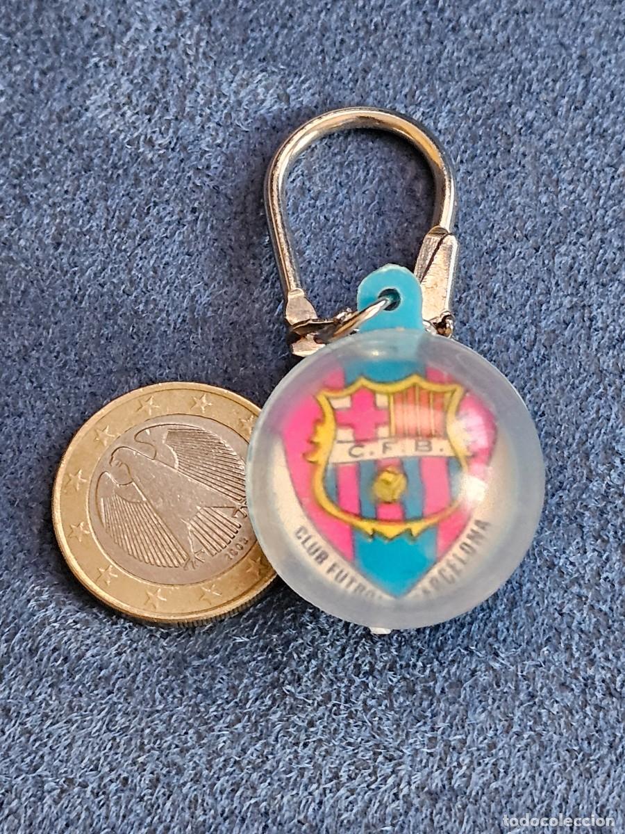 Coleccionismo de llaveros: Antiguo Y Original Llavero Del Futbol Club Barcelona, Escudo Dentro De Una Bola De Pl&aacute;stico.