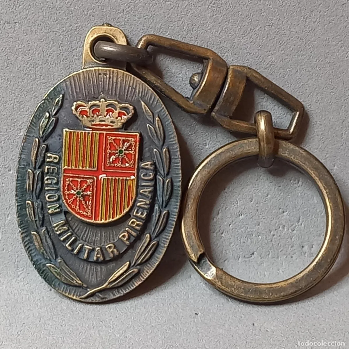 Antiguo llavero del Mando general de la Región Militar Pirenaica del Ejército de Tierra de España