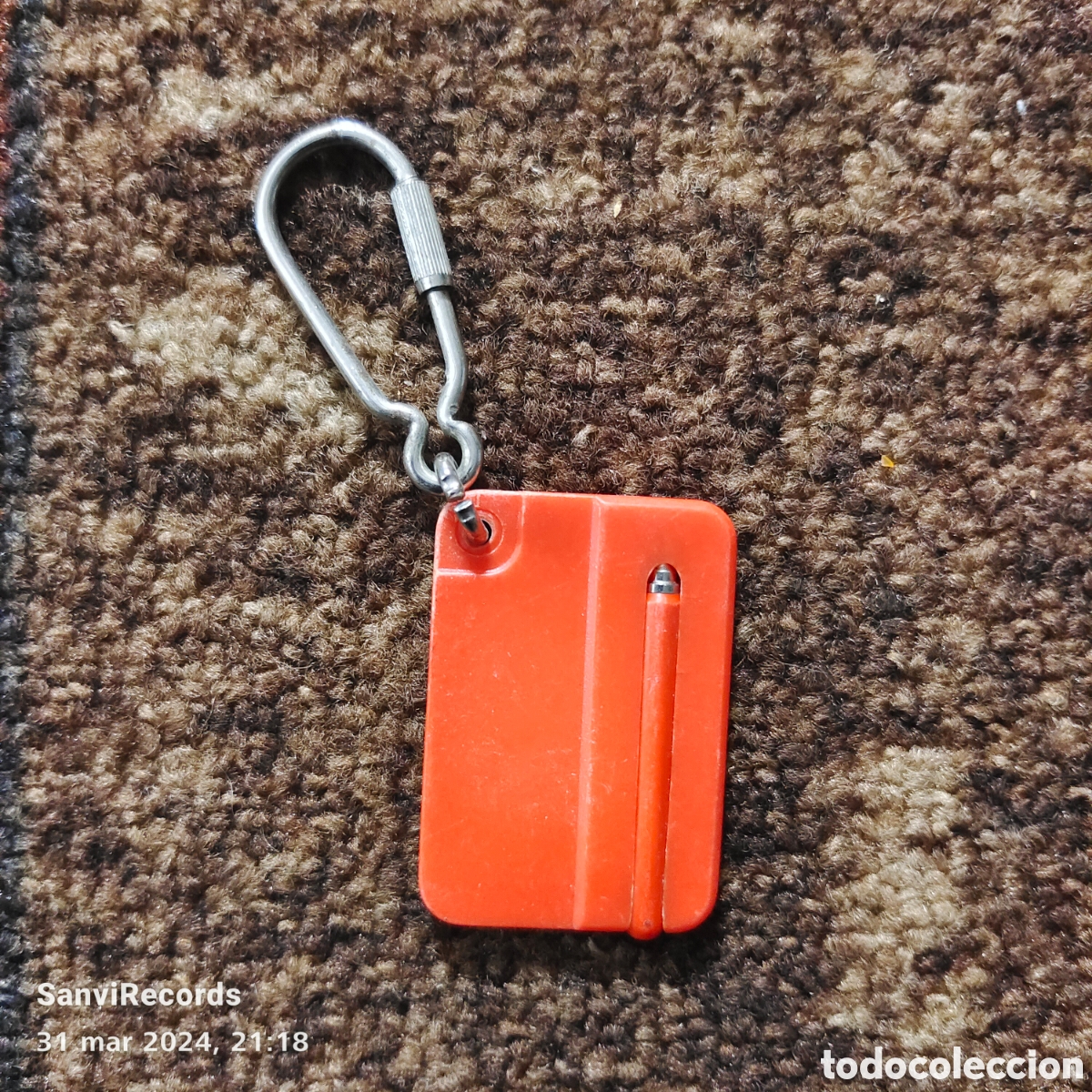 Collection of Keychains: LLAVERO TARJETA CON BOL&Iacute;GRAFO