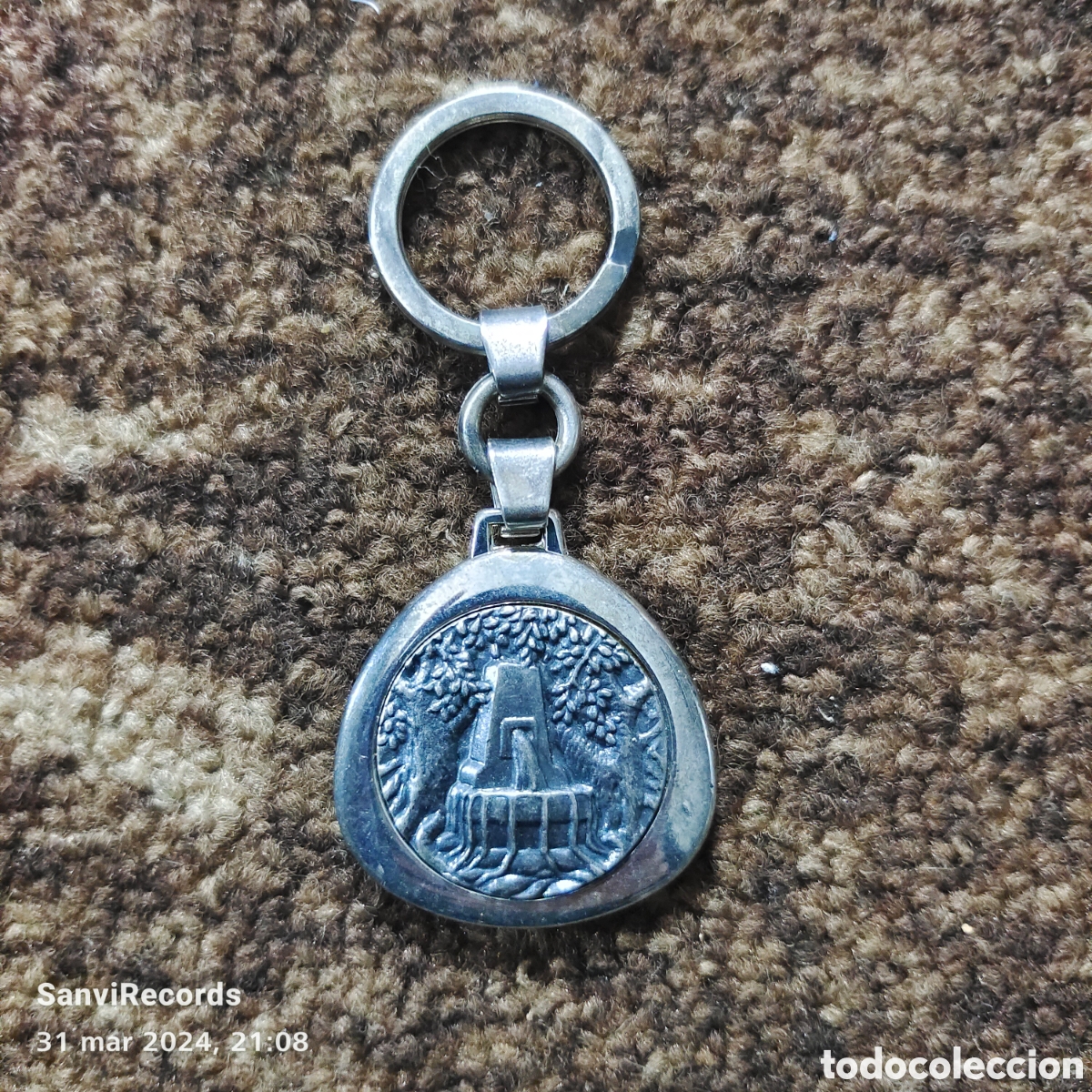 Collection of Keychains: LLAVERO IG, INSTITUTO GALLACH, LA FUENTE DE LA SABIDUR&Iacute;A