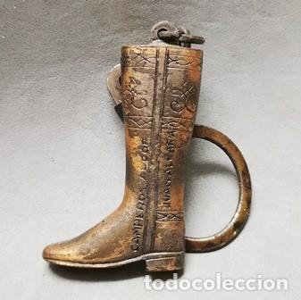Coleccionismo de llaveros: LLAVERO DE METAL BOTA CAMPERA DE MONTAR VALVERDE DEL CAMINO - LLAV-24731 - B-919