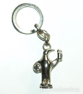 Coleccionismo de llaveros: LLAVERO DE LA CERVECER&Iacute;A CRUZ BLANCA - PING&Uuml;INO CON VASO O JARRA DE CERVEZA - PUBLICIDAD - METAL