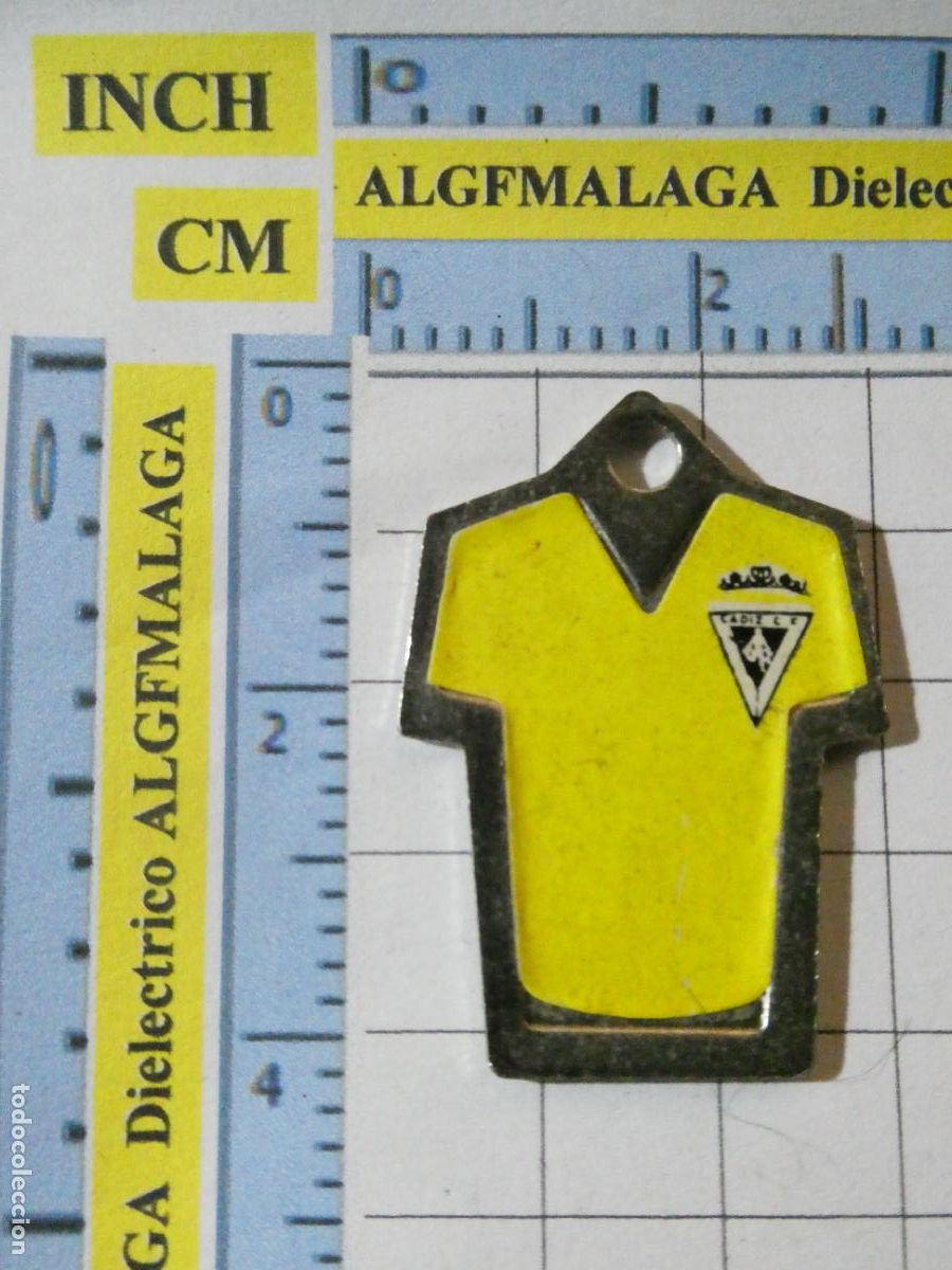 Collection of Keychains: LLAVERO DE DEPORTES. F&Uacute;TBOL. C&Aacute;DIZ CF CAMISETA