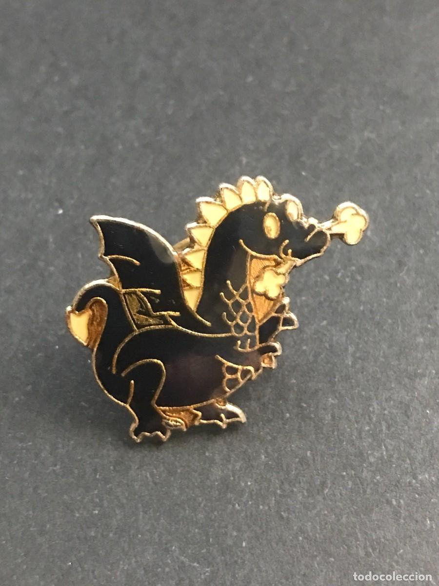 Collectionnisme de portes-cl&eacute;s: PIN PINS - DRAGON DINOSAURIO