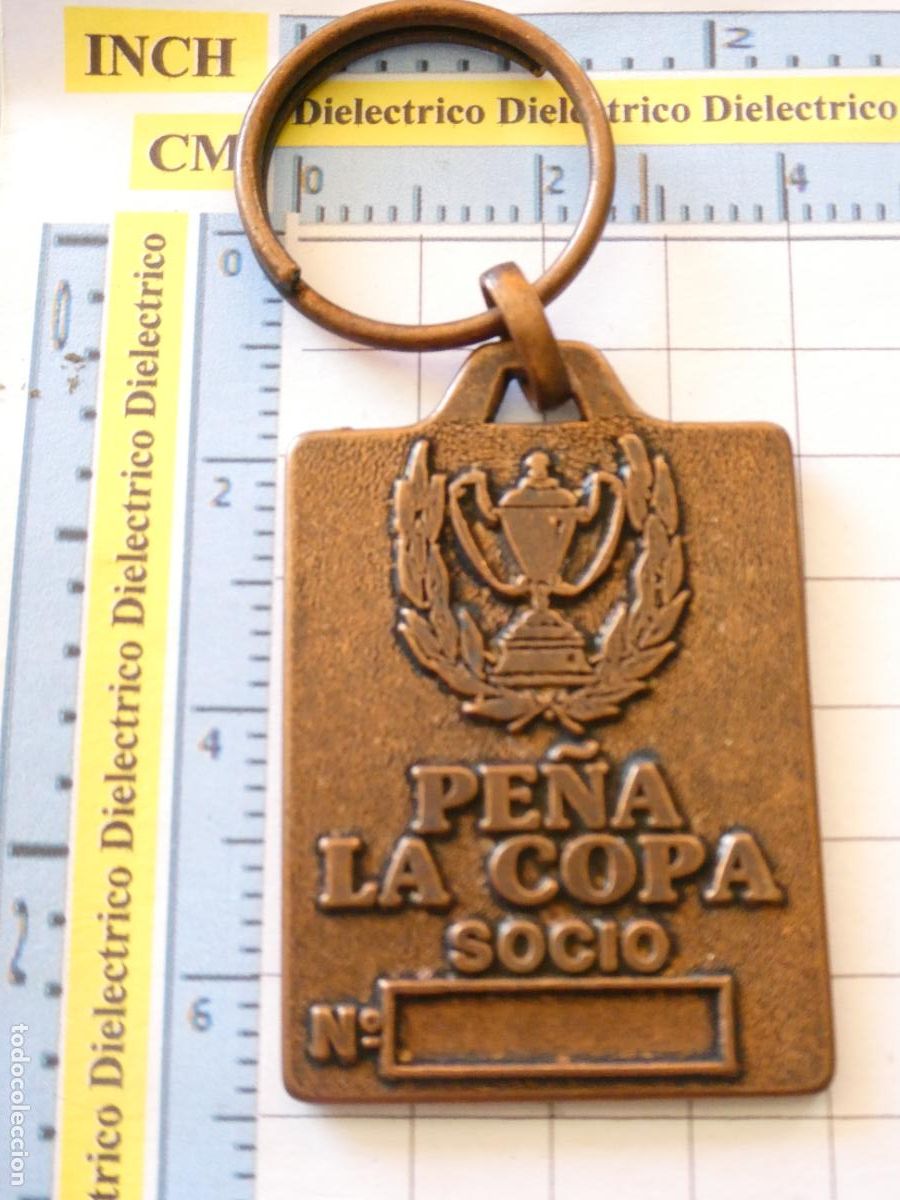 Coleccionismo de llaveros: LLAVERO DE DEPORTES. PE&Ntilde;A LA COPA SOCIO. ANTIGUO MUESTRARIO FABRICANTE