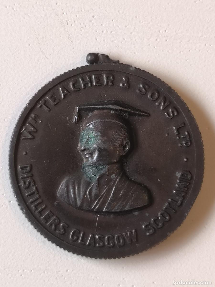 Coleccionismo de llaveros: Medalla llavero de metal marca de whisky Teacher and sons lto. destillers Glasgow Scotland