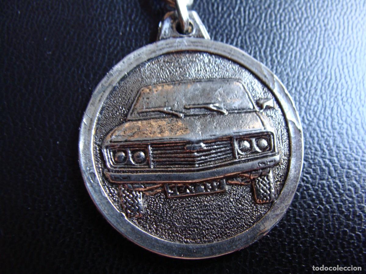Coleccionismo de llaveros: LLAVERO ANTIGUO DE COLECCION SEAT 132 HERMANOS CABRERO MONZON BINEFAR HUESCA LOGO EMBLEMA COCHE AUTO