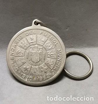 Coleccionismo de llaveros: LLAVERO DE METAL 1930-1982 CALENDARIO DEL FUTBOL MUNDIAL - LLAV-24933 - B-929