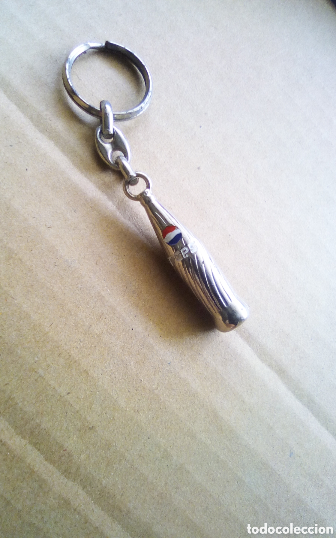 Coleccionismo de llaveros: Llavero botella Pepsi. Es de metal, mide 9 cm.