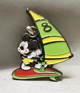 Coleccionismo de llaveros: LLAVERO DE METAL ESMALTADO MICKEY MOUSE PRACTICANDO WINDSURF - LLAV-25224 - B-942