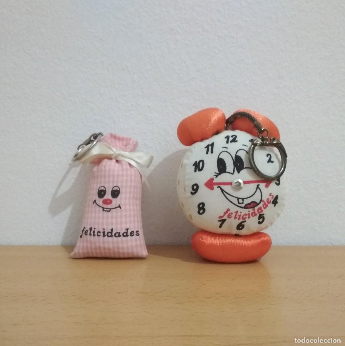 Coleccionismo de llaveros: Dos simp&aacute;ticos llaveros blandos con mensaje Felicidades. Peluche reloj y saquito rosa. A&ntilde;os 80.