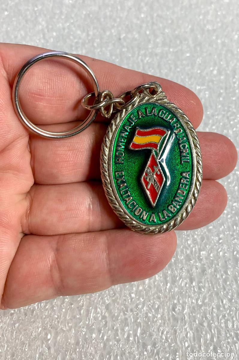Colecionismo de porta-chaves: 2952.LLAVERO HOMENAJE A LA GUARDIA CIVIL EXALTACION A LA BANDERA (EN EL REVERSO LA GIRALDA)