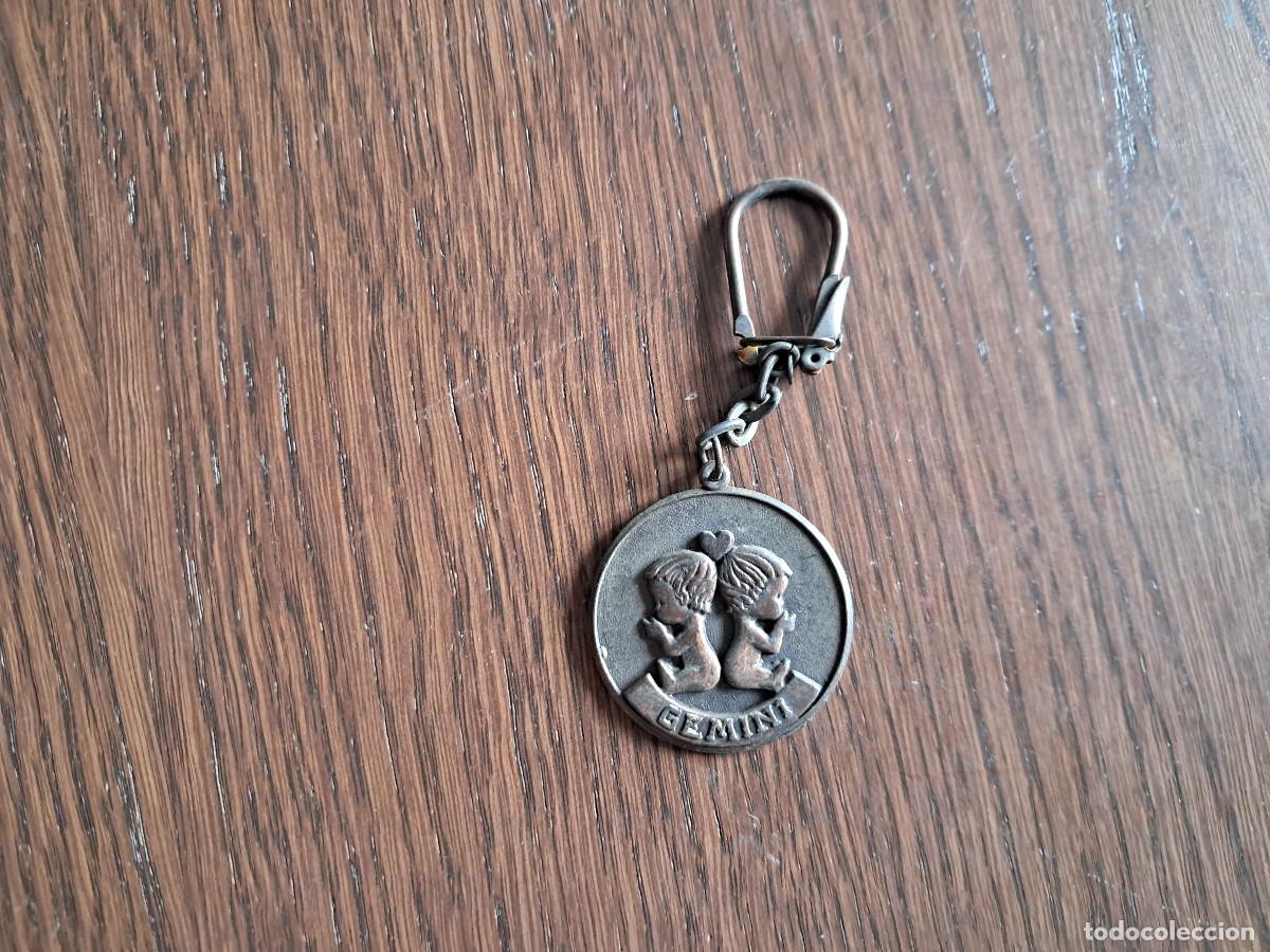 Collection of Keychains: llavero de metal de hor&oacute;scopos, geminis.