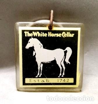 Coleccionismo de llaveros: LLAVERO DE METACRILATO THE WHITE HORSE FINE SCOTCH WHISKY - LLAV-25667 - B-959