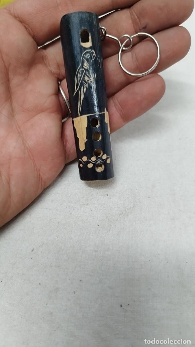 Coleccionismo de llaveros: Antiguo llavero de madera,en forma de flauta.