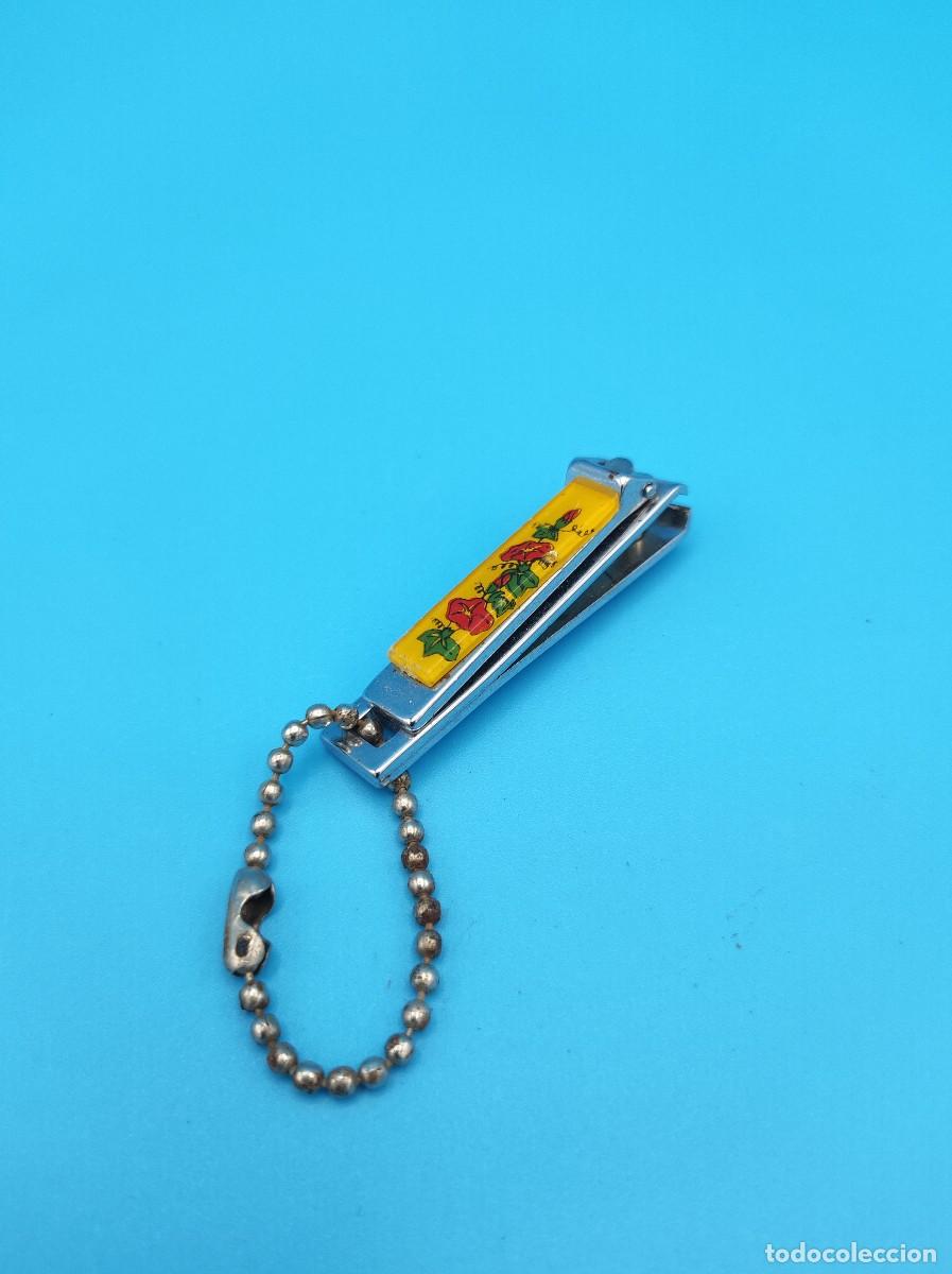 Coleccionismo de llaveros: Llavero corta&uacute;&ntilde;as metal, con motivo floral en pl&aacute;stico