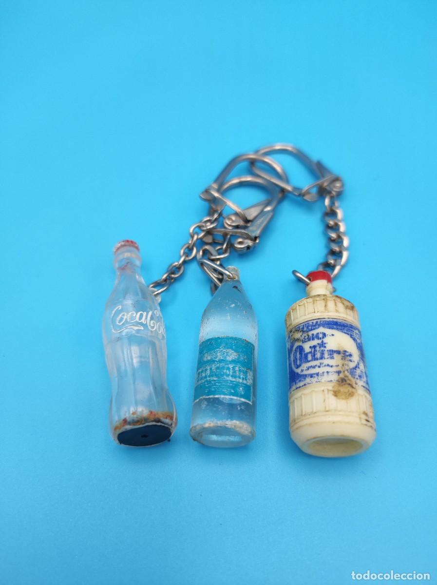 Sammlung von Schl&uuml;sselanh&auml;ngern: LOTE 3 Llaveros miniaturas de botellas: COCACOLA, BELASCOAIN, BIO ODIRA, a&ntilde;os 80