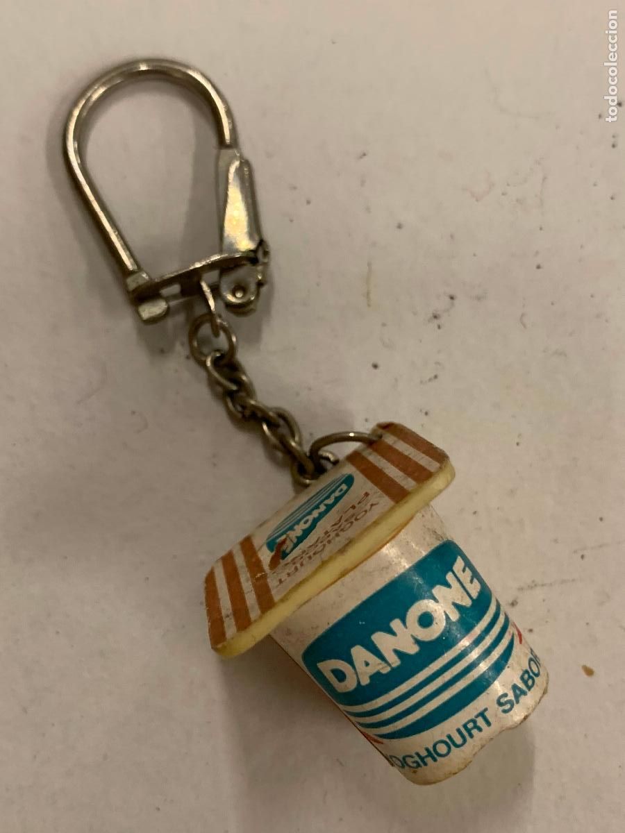 Coleccionismo de llaveros: Antiguo llavero YOGURT DE PLATANO DANONE. Tambien ideal para atrezzo de casa de mu&ntilde;ecas