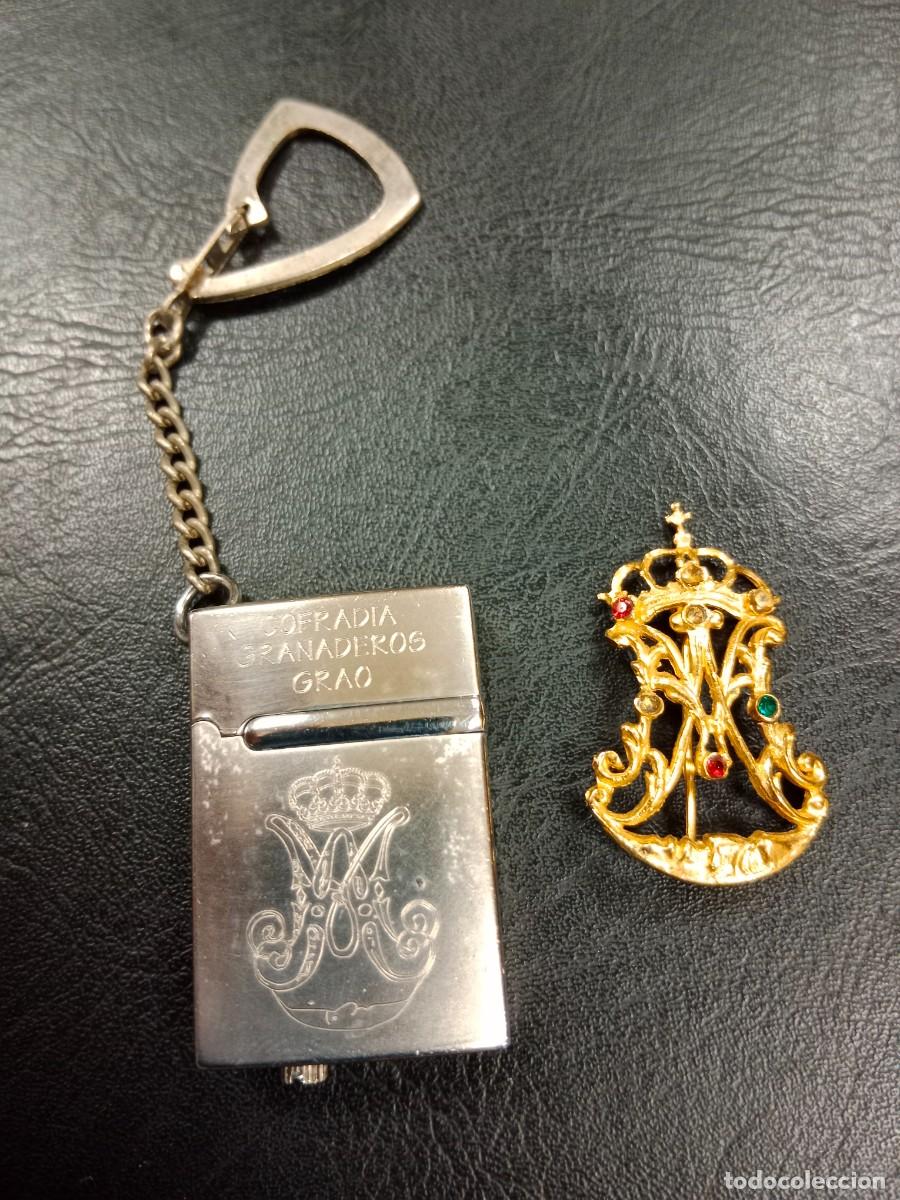 Coleccionismo de llaveros: LLAVERO DE MINI MECHERO + INSIGNIA COFRADIA GRANADEROS STMA. VIRGEN DE LOS DOLORES -GRAO DE VALENCIA