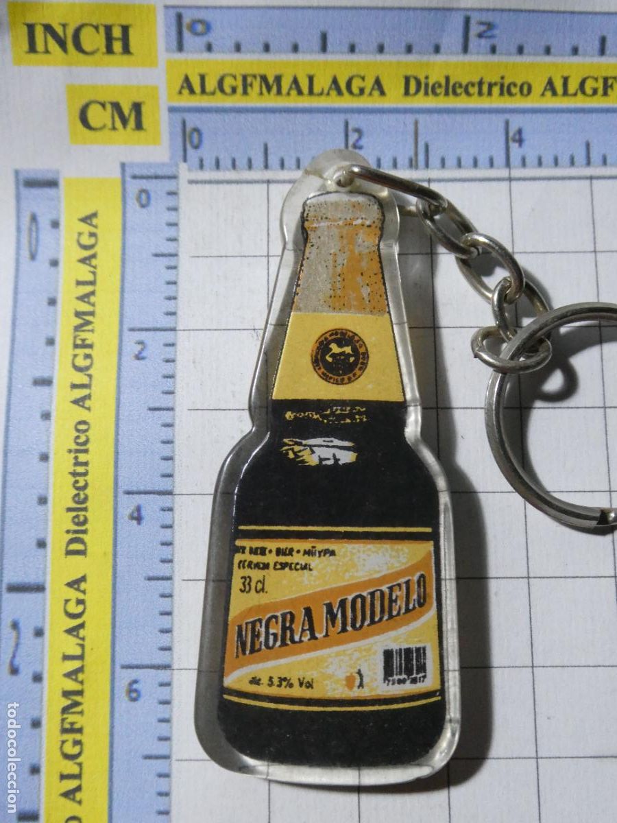 Collection of Keychains: LLAVERO DE BEBIDAS. CERVEZA NEGRA MODELO BOTELLA BOTELL&Iacute;N