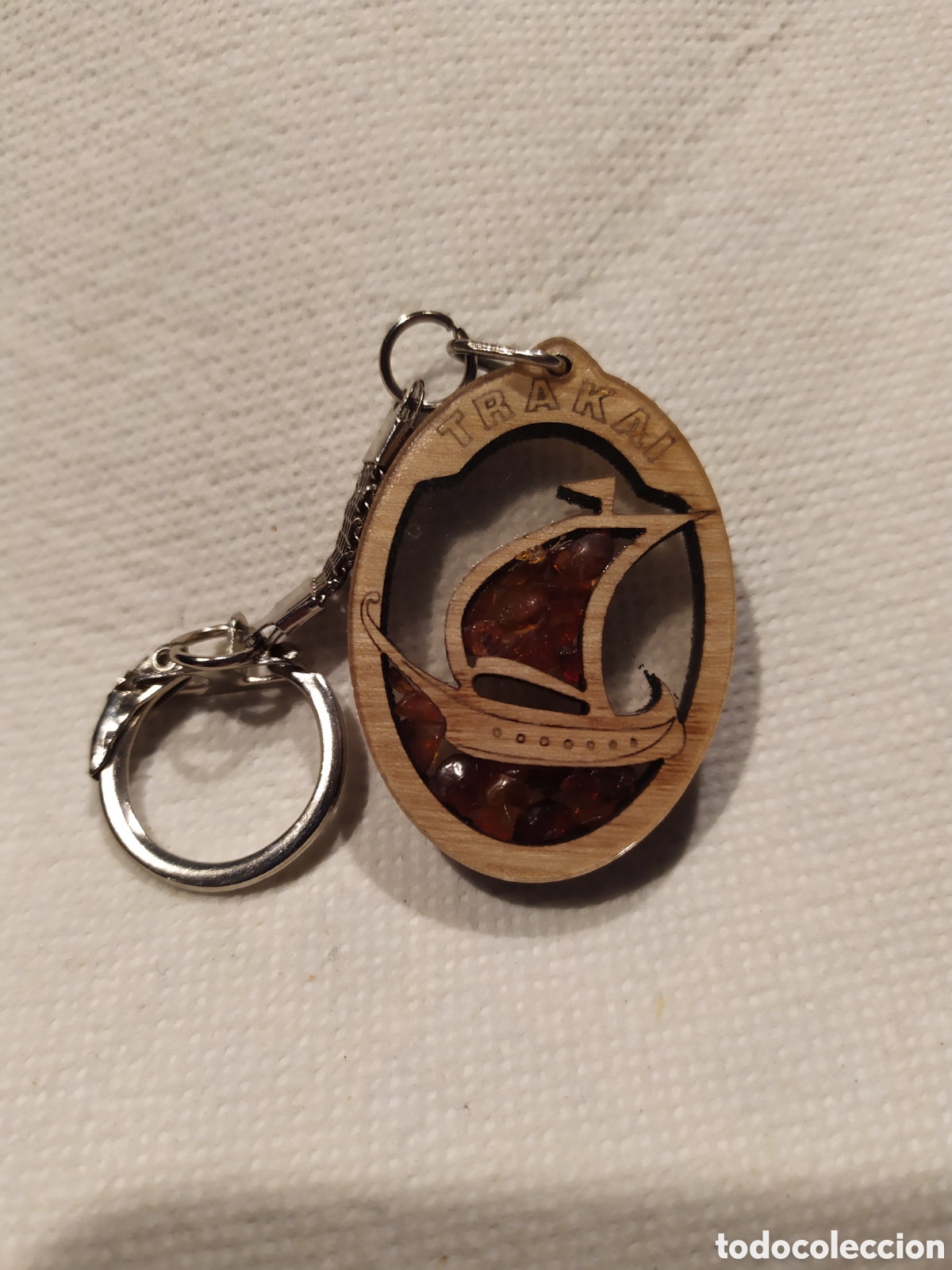Coleccionismo de llaveros: Llavero de madera, tapas de metacrilato y peque&ntilde;os trozos de &aacute;mbar, publicidad de Trakai - Lituania.