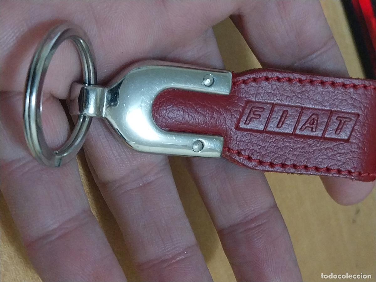 Coleccionismo de llaveros: FIAT LLAVERO PIEL BURDEOS A&Ntilde;OS 80 RARO 8CM LARGO