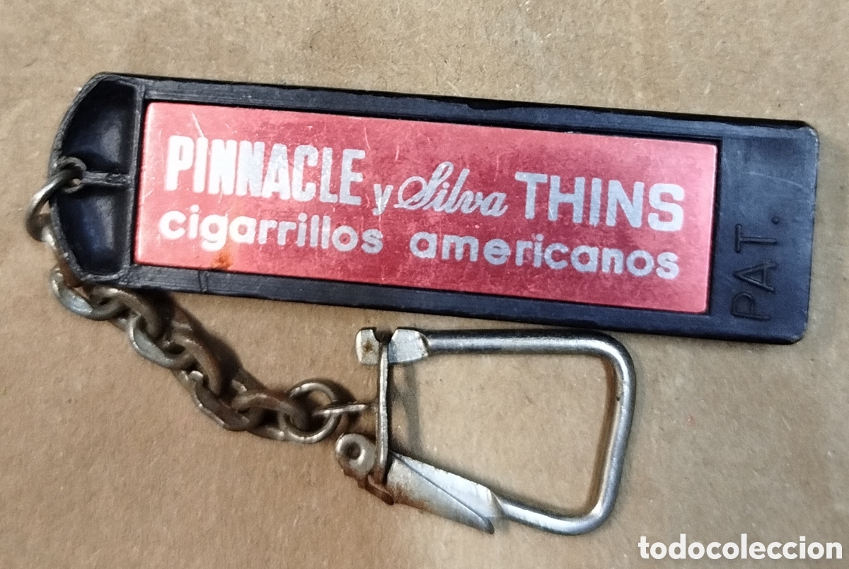 Collection of Keychains: Llavero publicidad cigarrillos Pinnacle y Siva thind. Juego 1X2