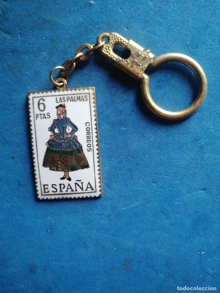Sammlung von Schl&uuml;sselanh&auml;ngern: Llavero forma sello 6 pesetas esmalte traje t&iacute;pico Las Palmas