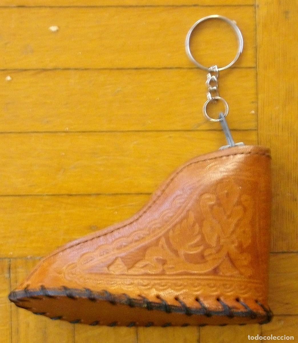 Coleccionismo de llaveros: Llavero bota de piel con cremallera. 7x10x4,5 cm. Repujado y cosido artesanal. Para guardar cosas.