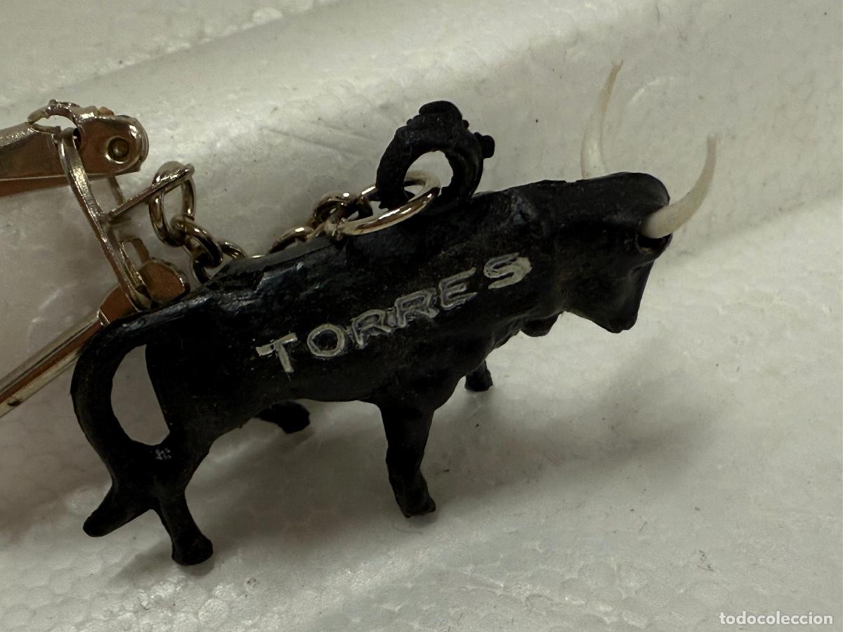 Coleccionismo de llaveros: Antiguo llavero con el TORO de ls Bodegas Torres. El toro mide unos 4cms