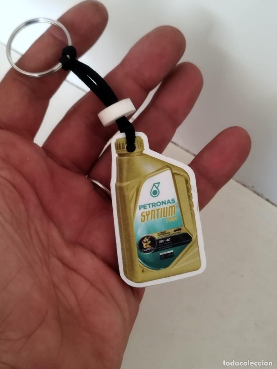 Collection of Keychains: Llavero de publicidad de aceite de motor de coche, PETRONAS SYNTIUM 7000.