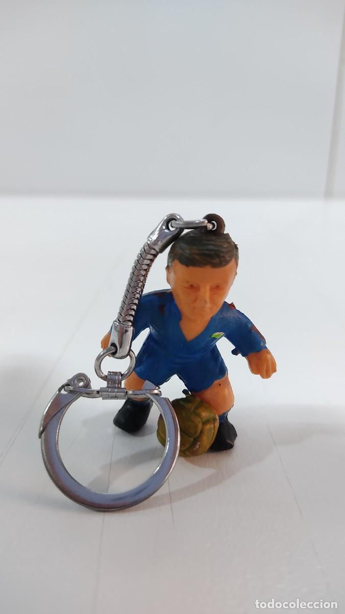 Sammlung von Schl&uuml;sselanh&auml;ngern: 644 LLAVERO VINTAGE DE JUGADOR DE FUTBOL (PLASTICO) A&Ntilde;OS 70