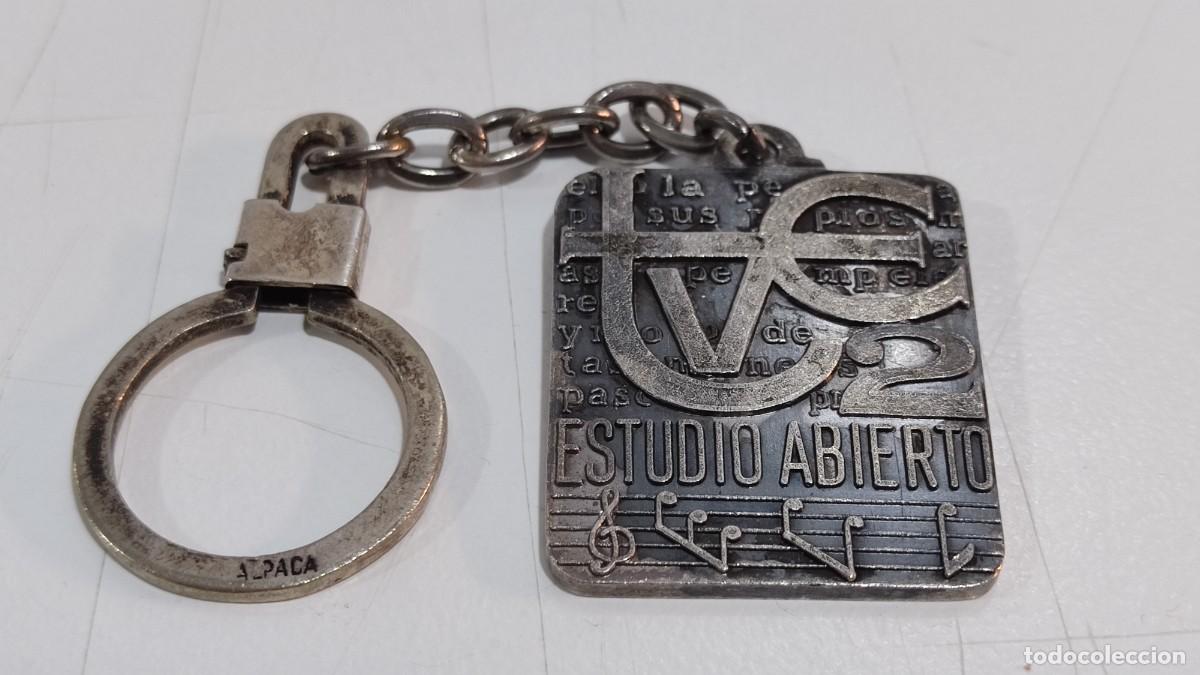 Sammlung von Schl&uuml;sselanh&auml;ngern: 646 LLAVERO VINTAGE DE TVE2 ESTUDIO ABIERTO, EN ALPACA, A&Ntilde;O 1982