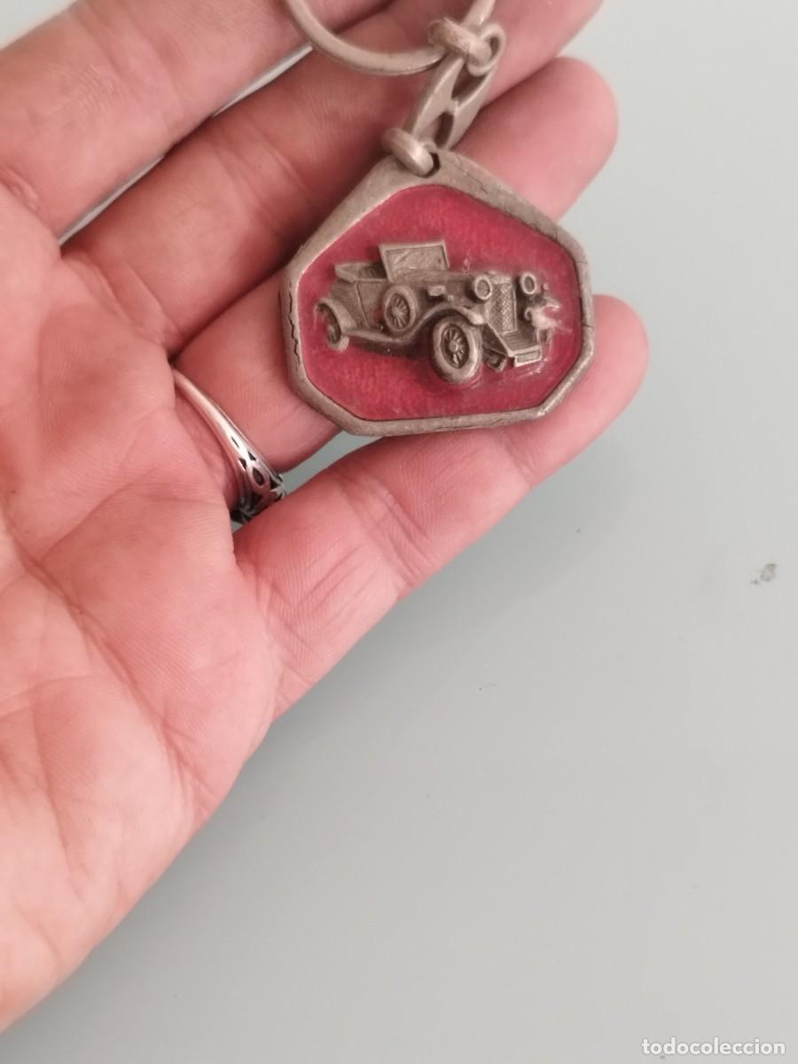 Sammlung von Schl&uuml;sselanh&auml;ngern: Antiguo llavero con coche cl&aacute;sico, metal esmaltado. Publicidad formatgeria cerdanya
