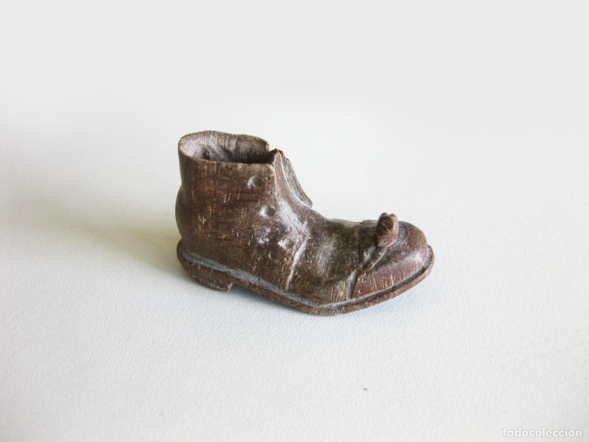 Collectionnisme de portes-cl&eacute;s: ANTIGUA BOTA DE MADERA TALLADA CON UN RATONCITO EN LA PUNTA