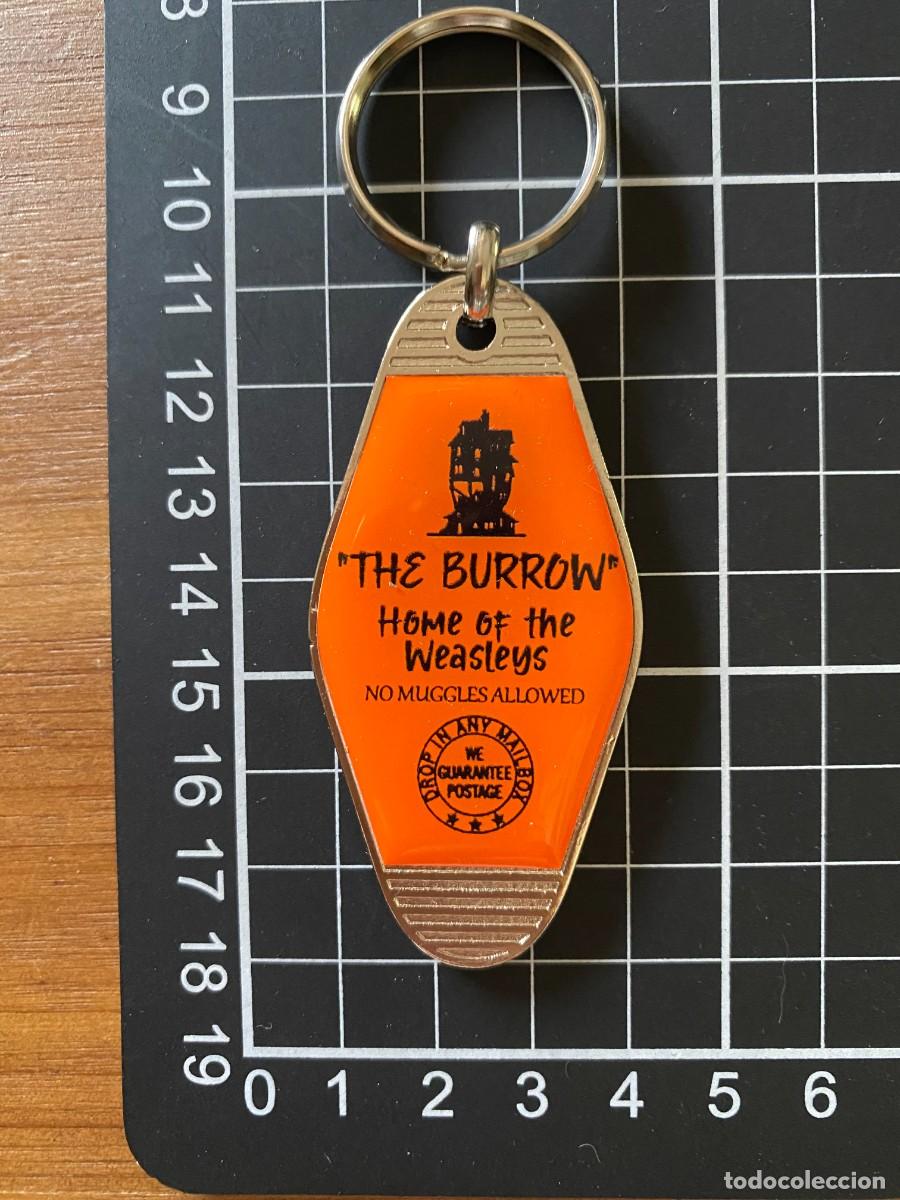 Collezionismo di Portachiavi: LLAVERO METAL Y RESINA DOS CARAS NUEVO Y SIN USO FORMA HOTEL , THE BURROW , HARRY POTTER