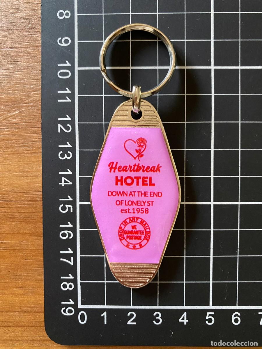 Sammlung von Schl&uuml;sselanh&auml;ngern: LLAVERO METAL Y RESINA DOS CARAS NUEVO Y SIN USO FORMA HOTEL, HEARTBREAK HOTEL