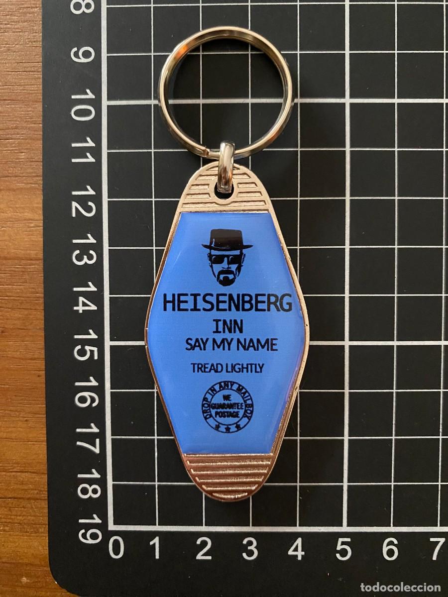 Sammlung von Schl&uuml;sselanh&auml;ngern: LLAVERO METAL Y RESINA DOS CARAS NUEVO Y SIN USO HOTEL HEISENBERG BREAKING BAD