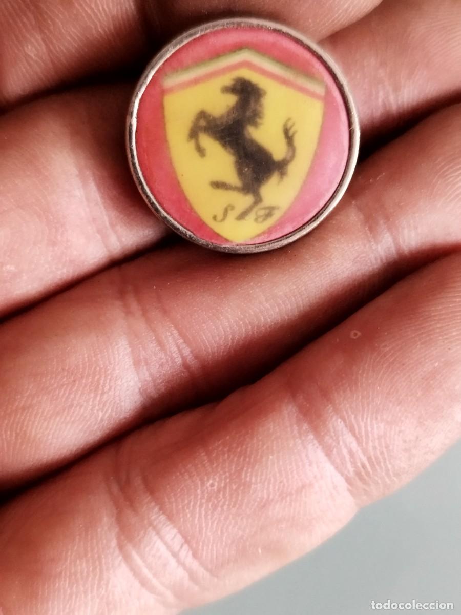 Collection of Keychains: Emblema, pieza posiblemente de un llavero, publicidad Ferrari. Coche, veh&iacute;culo.