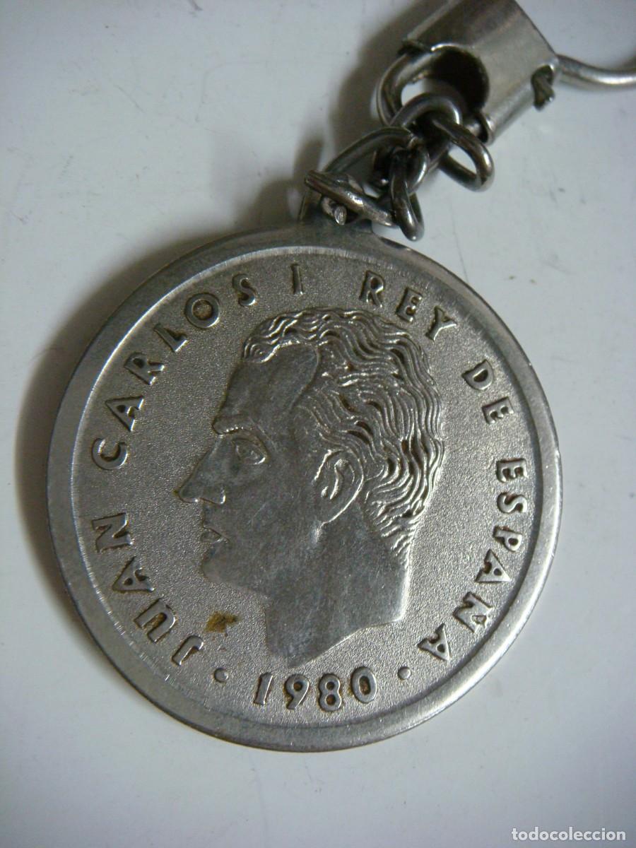 Coleccionismo de llaveros: LLAVERO REPRODUCION MONEDA DE 100 PESETAS JUAN CARLOS I MUNDIAL 82