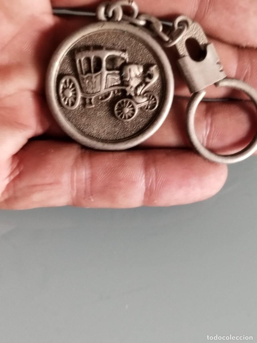 Sammlung von Schl&uuml;sselanh&auml;ngern: Llavero de publicidad movilcar, Barcelona. Coche, veh&iacute;culo. Con coche de &eacute;poca en relieve.